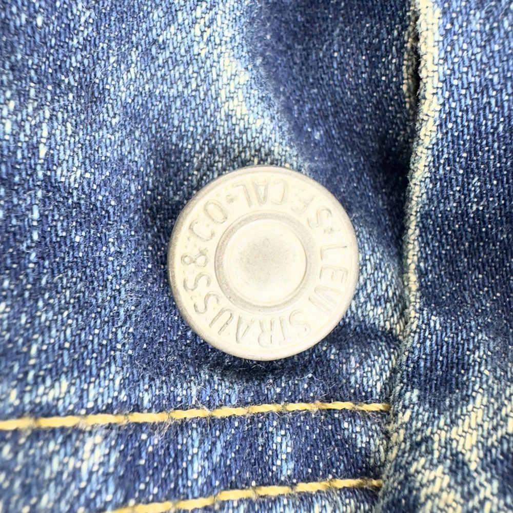 Levi’s Classic Denim Jacket in Dark Blue Wash - Picture 5 of 12
